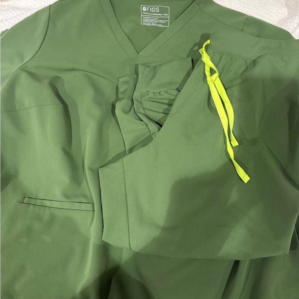 Figs Fern Green Scrub Set